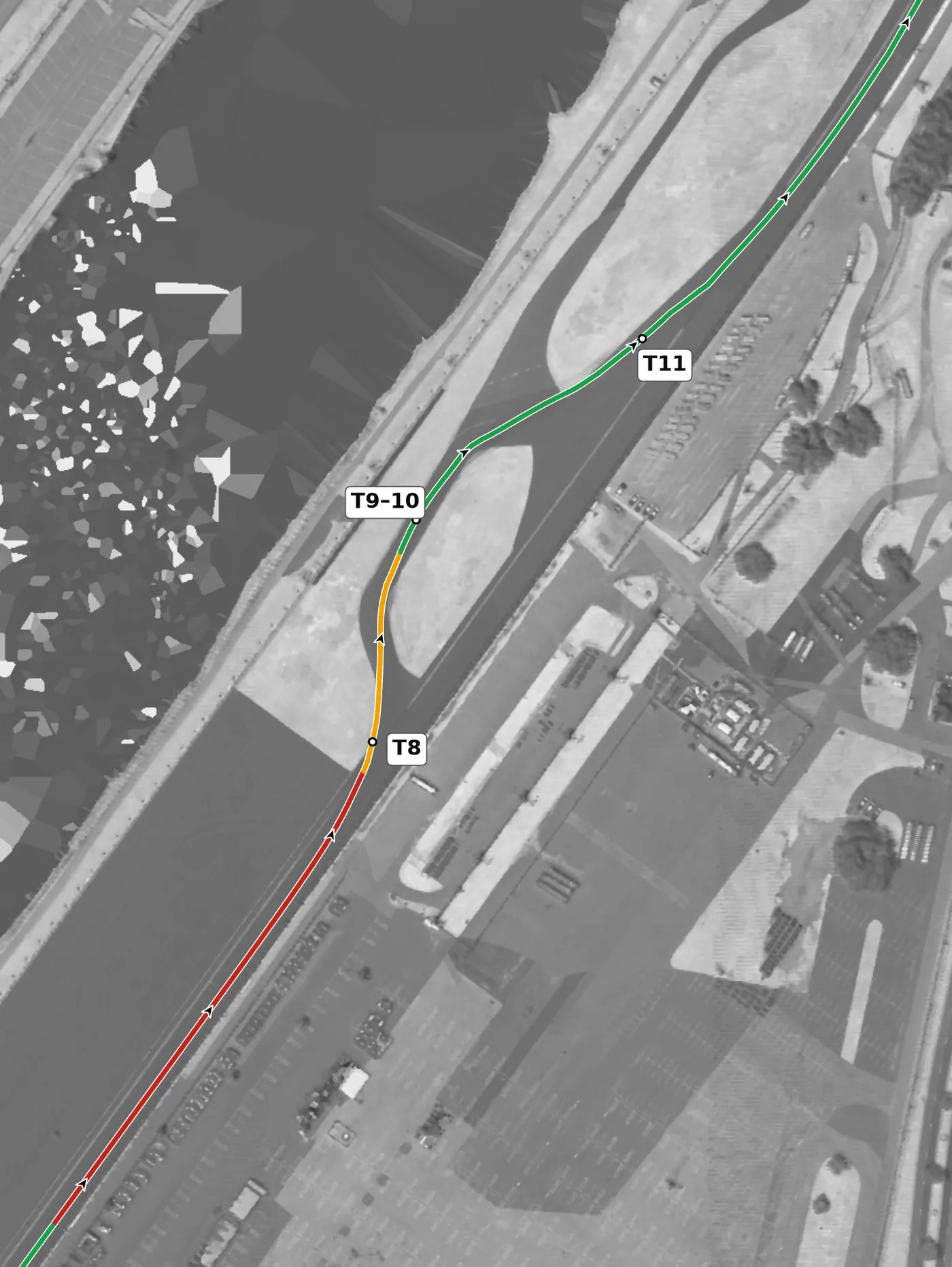 Daytona (road course) T8–T11, the Bus Stop race line close-up: The flattest stretch on the lap: its right-hand part is slightly off camber (−1.25%) and the narrowest pavement on the lap (11 m).