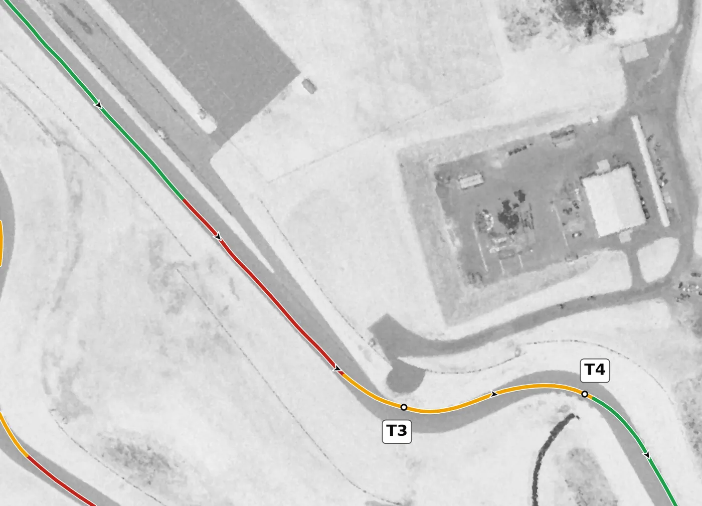 Pitt Race T3 race line close-up: Banked +4.1% at the apex; the road falls away 2 m on exit.