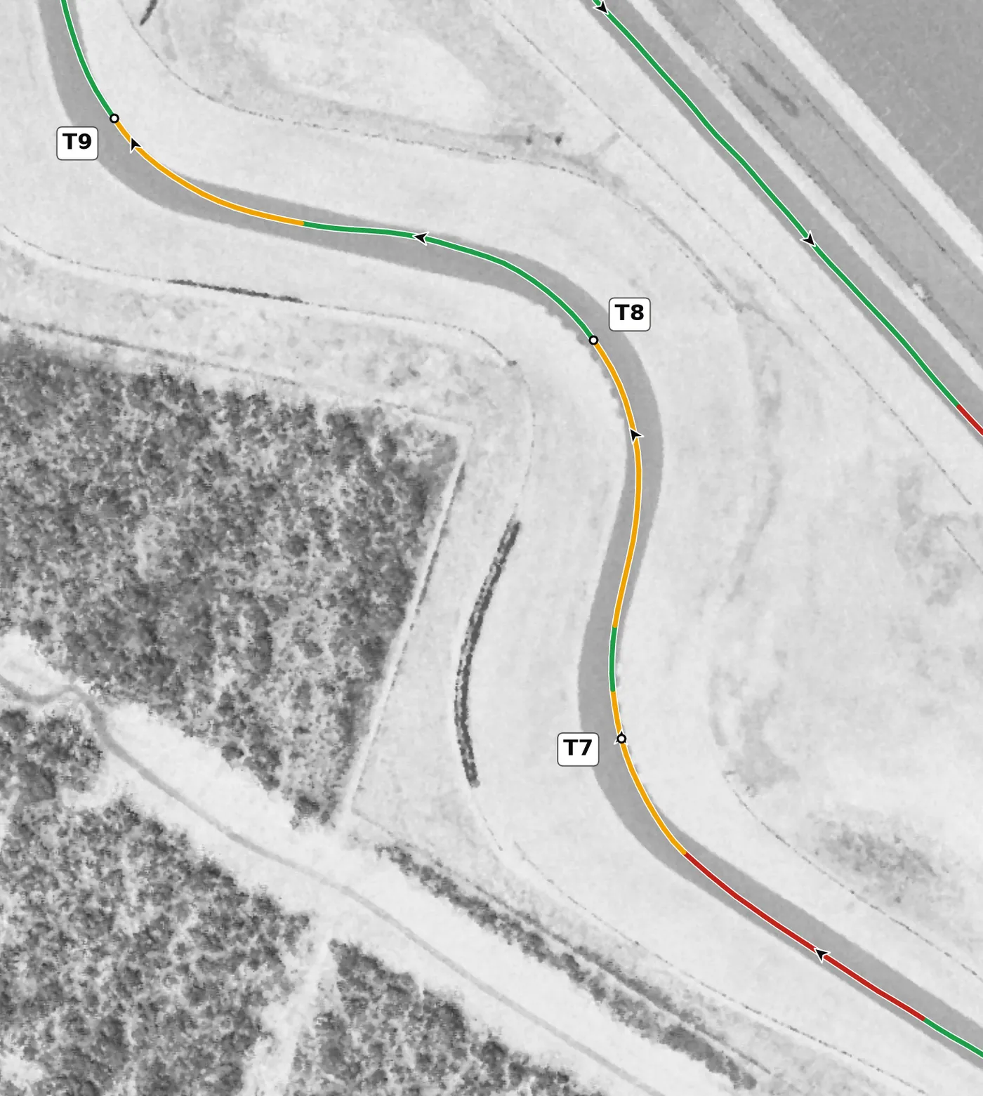 Pitt Race T8 race line close-up: Downhill to the apex (−2.4 m), banked +4.2%.