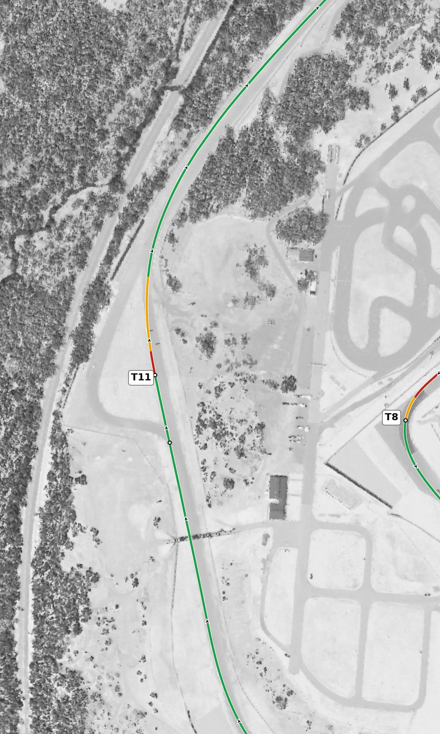 Road America T11 — the Kink race line close-up: Nearly flat (−0.6%) and banked (+2.2%); it is the 400 m approach that drops 7 m, which hides the exit.
